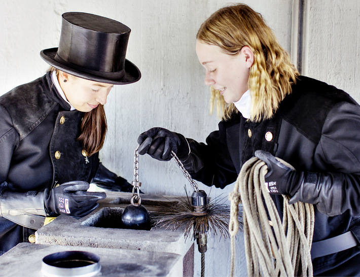 Der Frauenanteil im Schornsteinfegerhandwerk ist ­tendenziell steigend und beträgt derzeit etwa 10 Prozent. - © Foto: Bundesverband Schornsteinfeger
