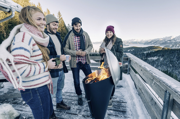 Wintergrillen für die Sinne! Der rauchige Duft von Fleisch und Kohle weckt genüssliche Erinnerungen und wärmt wie der traditionelle Glühwein von innen. Beim Grillen wird gelacht, geredet und geschlemmt – und diese unvergessliche Stimmung hält an. - © Foto: Höfats
