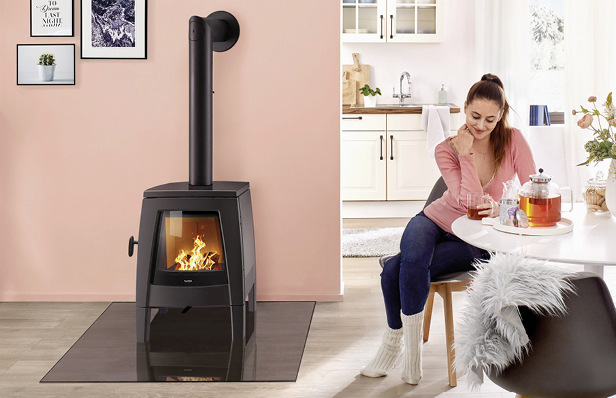 Der puristische, mattschwarze Korpus des   „Apella small“ bietet im Dialog mit hellen Möbeln einen hohen Wohlfühlfaktor