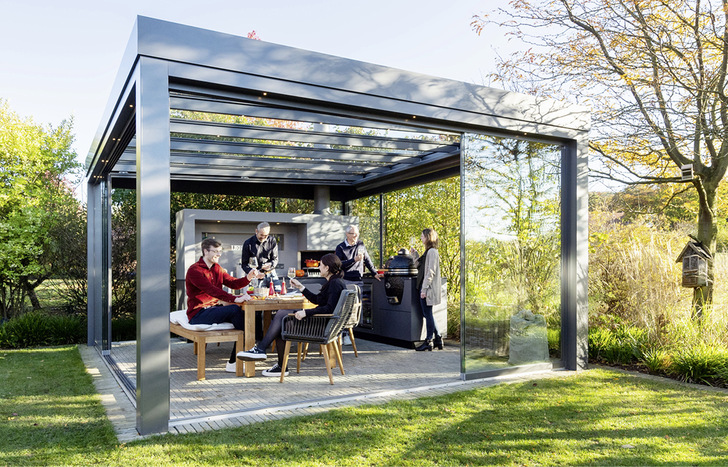 Auch in der kühlen Jahreszeit lässt sich eine verglaste Freiluftküche prima nutzen.