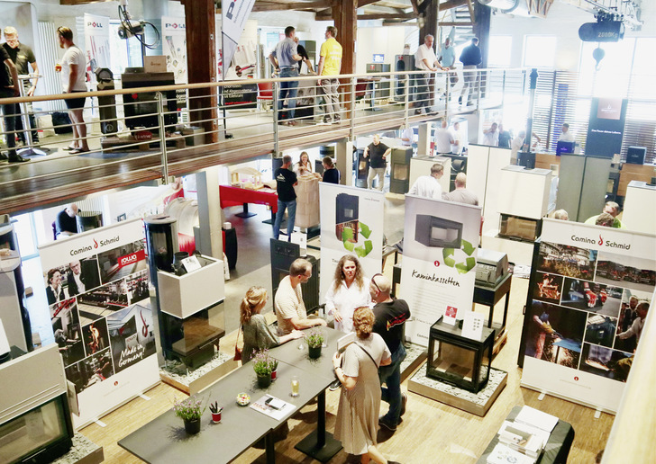 Trotz herrlichsten Sommerwetters herrschte am Messetag geschäftiges Treiben in der Messehalle. - © ﻿Foto: Martin Henze
