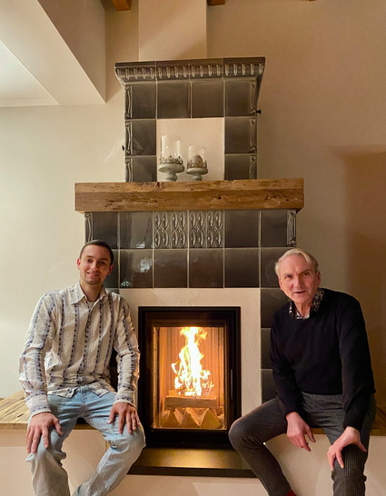 Deutscher Meister beim Gewerk Ofen- und Luftheizungsbau: Liam Mechsener mit Wolfgang Parnow, in dessen Ausbildungsbetrieb er seine Lehre absolvierte. Hier zu sehen ein Kachelofen, den die beiden im Spätherbst 2022 gebaut haben. Der Bauherr hatte diesen alten Kachelofen von 1889 aus seinen Grundstück abgebaut und wollte für das neue Haus im Landhausstil einen Ofen mit diesen Kacheln haben.