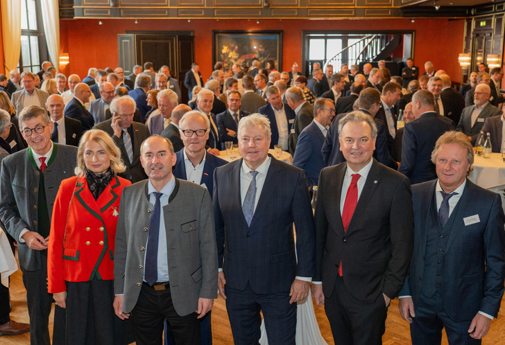 Staatsminister Aiwanger (2.v.l.) mit LIM Schulz, HGF Dr. Schwarz sowie stv. LIM Pöppl - © FV SHK Bayern
