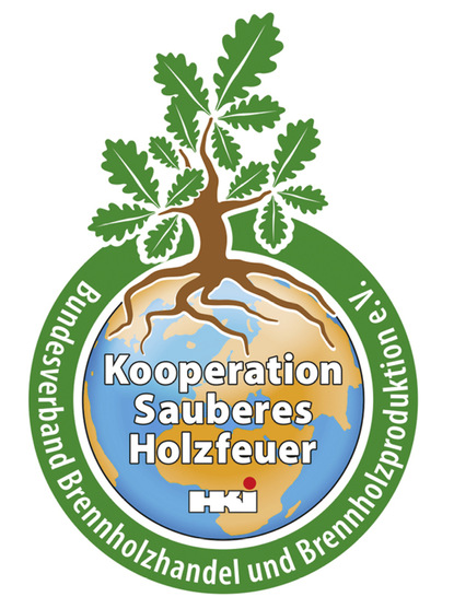 Ein direkter Hinweis ist das Qualitätszeichen „Kooperation Sauberes Holzfeuer“ des Bundesverbands Brennholzhandel Brennholzproduktion: Dieses Brennholz stammt garantiert aus regionaler und nachhaltiger Forstwirtschaft.
