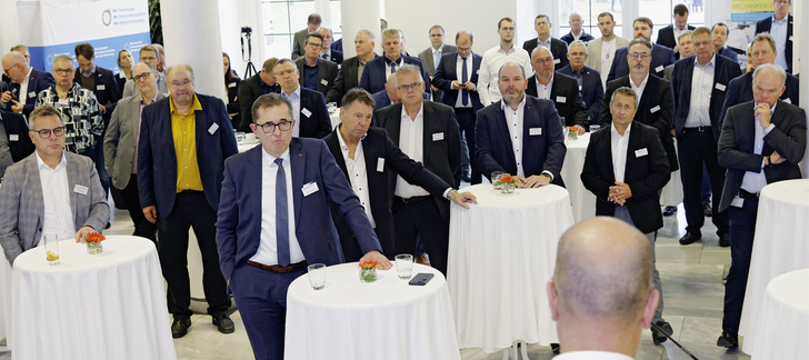 Trotz Bahnstreiks tauschen sich rund 100 Anwesende im Neuen Schloss in Stuttgart zum Zustand der SHK-Branche aus