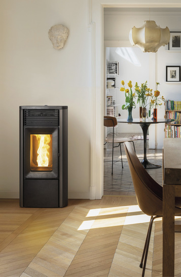 Dank einer natürlichen Entwicklung der Flamme zeigt sie   „Ego“, einer der ersten Pelletöfen, den MCZ mit der Technologie „Core“ anbietet – und zwar in zwei Ausführungen: „Core Air Matic“ und „Core Comfort Air“. Beim letzteren können gleich mehrere Räume geheizt werden.