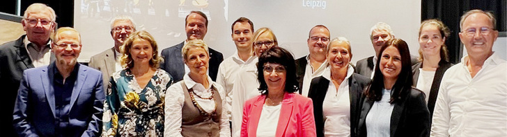 Die Teilnehmer des Round-Tables: v.l.n.r:Rolf Esser (HKI), Thomas Schnabel (HKI), Erich Dieterle (Oranier), Claudia Weidner (trendfairs), Nikolaus Fleischhacker (Oranier), Sylvia Rasek (trendfairs), Marc Röder (trendfairs), Christina Reghezza (Palazetti), Ulrike Rohde (trendfairs), Andreas Freund (Wamsler), Doris Pfeiffer (Austroflamm), Frank Kienle (HKI), Kathrin Pierer (Austroflamm), Ann Gela Ukena (Leda), Michael Rambach (trendfairs)