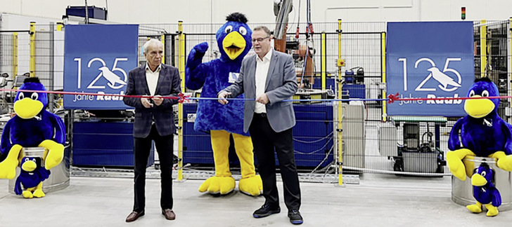 Einweihung der neuen Produktionsstraße durch Michael Heraeus, Gesellschafter und Beiratsvorsitzender der Raab-Gruppe (links) und Rolf Wagenfeld, Geschäftsführer. - © Joseph Raab GmbH & Cie. KG, Neuwied.