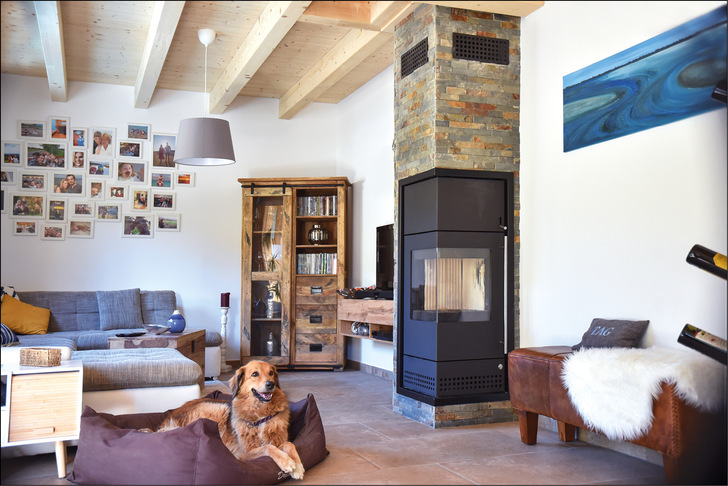  Spart Platz, heizt klimaschonend und sieht richtig gut aus: Ein Panorama-Kamin im Schornstein verleiht den eigenen vier Wänden eine besondere Wohlfühlatmosphäre.