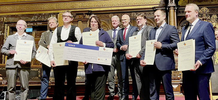 Die feierliche Verleihung des   „Bundespreises für Handwerk in der Denkmalpflege“ fand 
im Hamburger Rathaus statt. Björn Keller (3. von rechts) bei der Laudatio neben Hamburgs 
1. Bürgermeister Peter Tschentscher (4. von rechts).