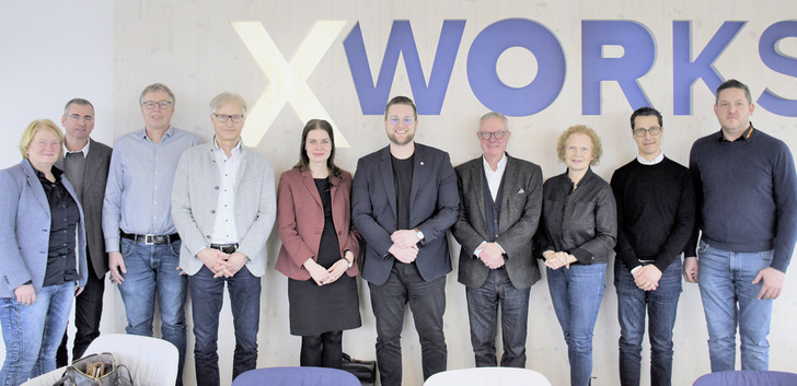  Der rheinland-pfälzische Bundestagsabgeordnete Martin Diedenhofen (SPD) bei seinem Besuch der Holzwerke van Roje im Westerwald.