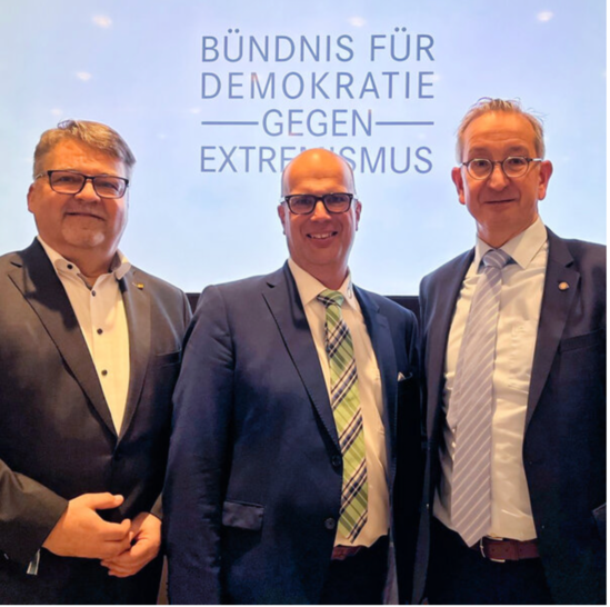 Andreas Bek (FV EIT BW), Stefan Menrath und Wolfgang Becker vom FV SHK BW bei der Unterzeichnung. - © FV SHK BW
