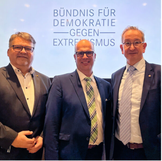  Andreas Bek (FV EIT BW), Stefan Menrath und Wolfgang Becker vom FV SHK BW bei der Unterzeichnung.