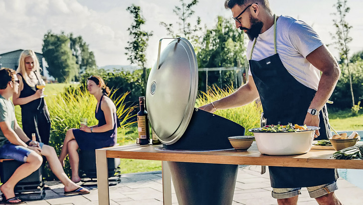 Cone“ heißt diese tolle Designlösung, bestehend aus einem Gartentisch mit integriertem aufklappbarem Grill. Von Höfats. - © Foto: Höfats
