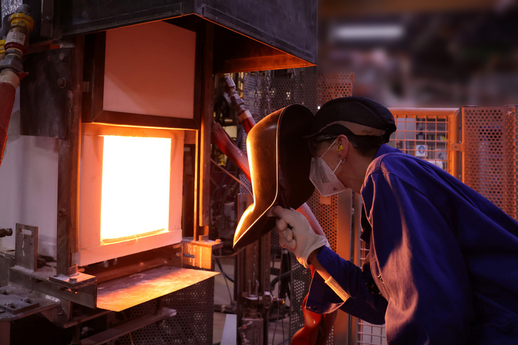  Erfolgreiches Testen im großindustriellen Maßstab: Schott hat erstmals ein optisches Glas mit 100 % Wasserstoff hergestellt. 