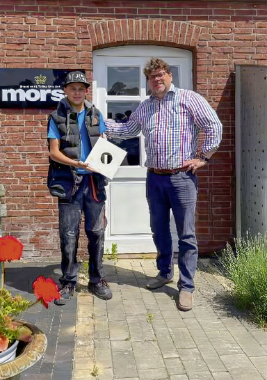  Efe und Björn Keller posieren am Ende des Schülerpraktikums für ein Foto für den Praktikumsbericht.