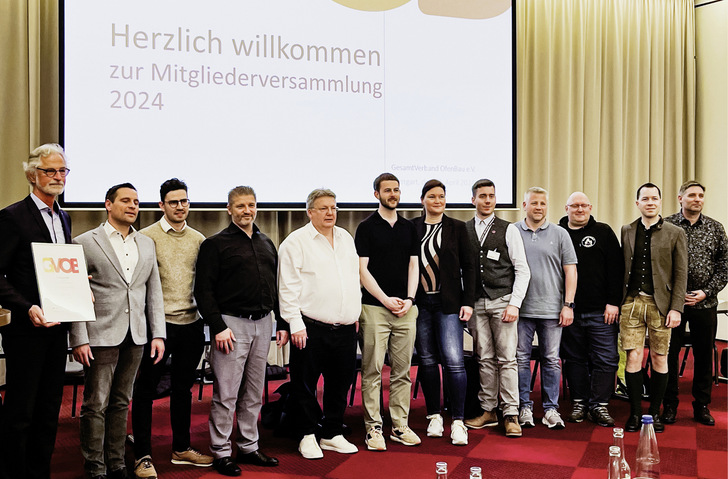  Der neue GVOB-Vorstand (v. r. n. l.): Jens Hilt, Hubertus Brunner, Andreas Neuer, Michael Hieckmann, David Zschornak, Anja Steenweg, Robert Mülleneisen, Guido Eichel, Torsten Klein, Marc-Angelo von Zoepffel und Manuel Barfuss. Links daneben: Folkmar Ukena, der für seine langjährigen Verdienste geehrt wurde.