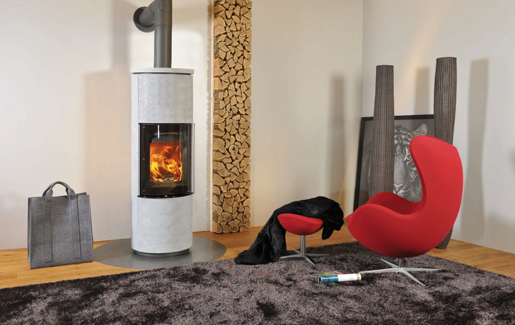  Heutige Holzfeuerstätten sind dank moderner Verbrennungstechnik deutlich sparsamer, effizienter und emissionsärmer als Altgeräte