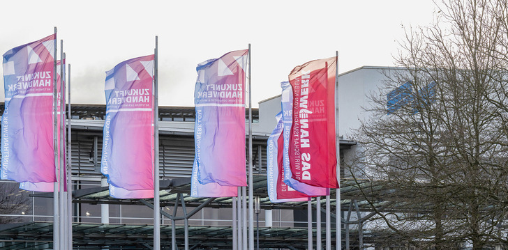 Der Kongress endet am Donnerstagabend mit dem Highlight der gemeinsamen Netzwerkparty. Das Spitzengespräch der Deutschen Wirtschaft 2025 mit Bundeskanzler Olaf Scholz findet im Anschluss an Zukunft Handwerk im Rahmen der Internationalen Handwerksmesse (IHM) am Freitag, 14. März 2025 auf dem Messegelände München statt.