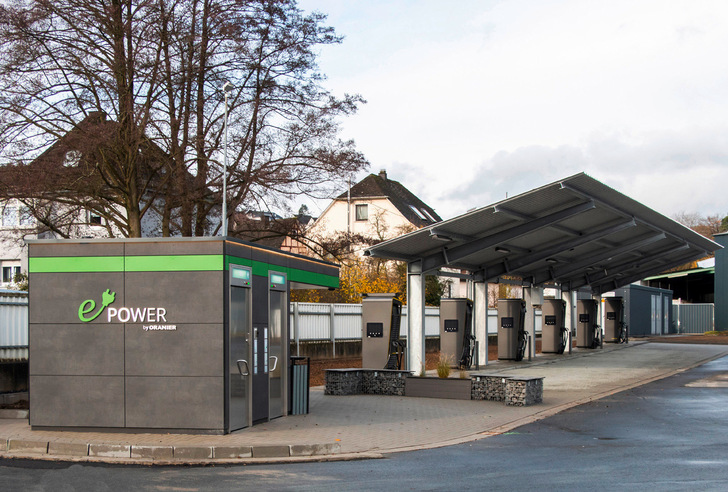 Die Schnellladesäulen sind wettergeschützt. Die Toilettenanlage, kostenloses WLAN, Automaten für Getränke und Snacks sorgen für einen angenehmen Aufenthalt.