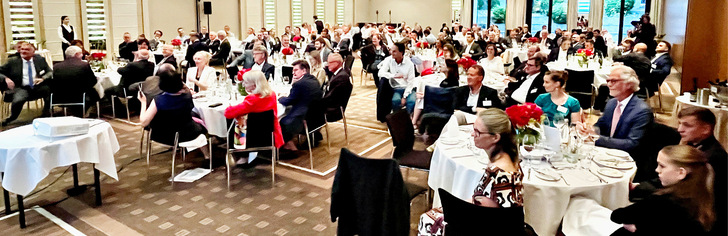 Festabend im großen Saal des Pullman Hotels Schweizerhof in Berlin.