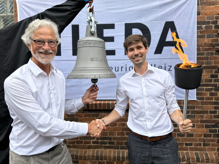 Mit dem Abschied von Dipl.-Ing. Dipl.-Wirtsch.-Ing. Folkmar Ukena und der Einführung von Dr. Fynn-Willem Lohe als neuer Geschäftsführer geht eine bedeutende Ära in der Firmengeschichte des Leda Werkes zu Ende. Bei strahlendem Sonnenschein fand die feierliche Übergabe statt, bei der nicht nur die traditionelle Glocke zum Schichtwechsel geläutet, sondern auch symbolisch die „Feuerfackel“ überreicht wurde.