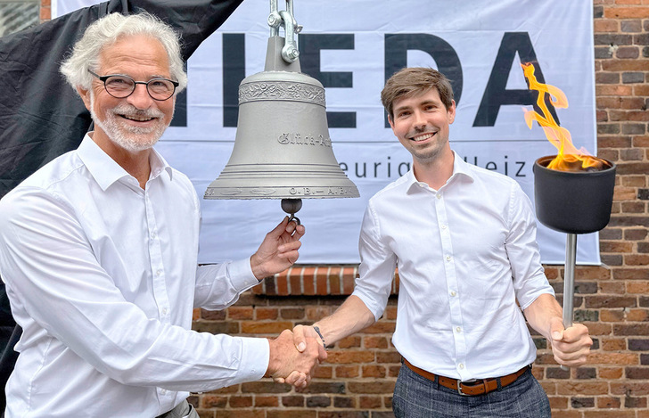 Mit dem Abschied von Dipl.-Ing. Dipl.-Wirtsch.-Ing. Folkmar Ukena und der Einführung von Dr. Fynn-Willem Lohe als neuer Geschäftsführer geht eine bedeutende Ära in der Firmengeschichte des Leda Werkes zu Ende. Bei strahlendem Sonnenschein fand die feierliche Übergabe statt, bei der nicht nur die traditionelle Glocke zum Schichtwechsel geläutet, sondern auch symbolisch die „Feuerfackel“ überreicht wurde.