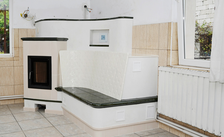 Der Kachelofen mit Wärmebank wird ein Magnet im Speisesaal sein. Es fehlt ihm an nichts, sogar eine elektronische Steuerung ist vorhanden. 
Aber bis es so weit war, gab es einige Hürden zu bewältigen.