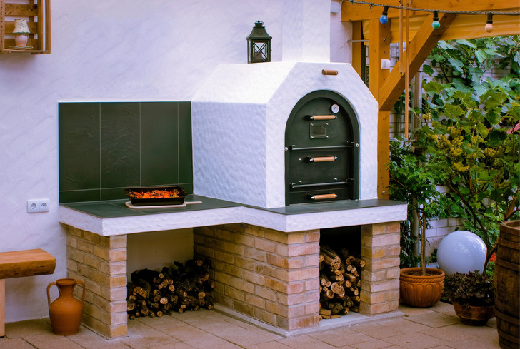 Juhe-Backöfen sind als vorgefertigte Bausätze erhältlich, das Äußere ­gestattet diverse Abwandlungen.