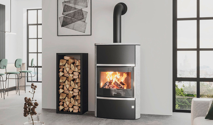 Ovale Grundform, großer Brennraum, extrabreite Sichtscheibe und 90 kg Speichermasse und auf Wusch mit massiver Specksteinverkleidung.