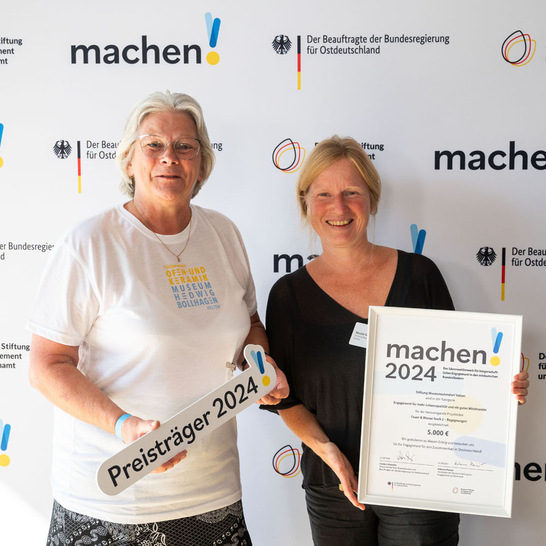 Petra Engelschalt (links) und Nicole Seydewitz freuen sich über die Auszeichnung.