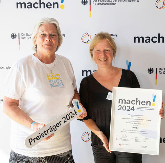 Petra Engelschalt (links) und Nicole Seydewitz freuen sich über die        Auszeichnung. - © Foto: Bundeskanzleramt/Bundesfoto Laurin Schmid