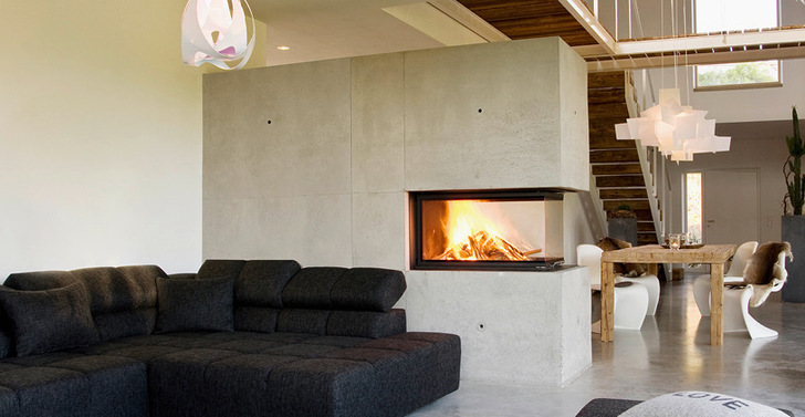 Völlig neue Gestaltungs- und Einsatzmöglichkeiten bietet der keramische Deckenanschluss (KDA). Mit diesem optionalen Bauteil kann der Ofenbauer die Feuerstätte frei im Raum platzieren und von unten durch 
die Geschossdecke an den Schornstein anschließen. Der „KDA“ besitzt die Bauartzulassung des DIBt.