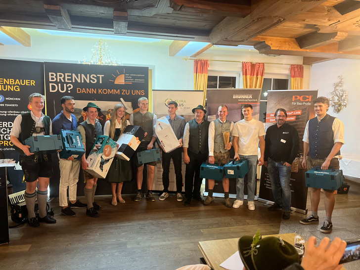 Dank des großzügigen Sponsorings der Industriepartner wie die Firmen Ortner, Brunner, Ofen Innovativ, Leda, Wolfshöher, Hagos, PCI und Camina Schmid konnten den besten Absolventen hochwertige Preise überreicht werden, darunter Maschinen, Arbeitskleidung und Werkzeuge. Diese Auszeichnungen unterstreichen die enge Verbundenheit von Handwerk und Industrie, die den Nachwuchs bestmöglich unterstützt und fördert. Die musikalische Untermalung des Abends wurde von der Firma Brunner gesponsert.