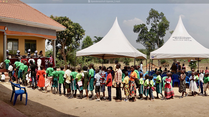 Rund 50 besonders bedürftige und zum Teil verwaiste Kinder und ihre Betreuer profitieren von dem neuen Herd im Kinderhaus in Uganda.