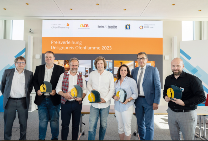 Gesichter bei der Preisverleihung 2023 in Berlin – geehrt für herausragende Arbeit im Ofenbauerhandwerk. Von links nach rechts: Frank A. Reinhardt, Designexperte der Jury; Gewinner Daniel Jungmann, Gewinner Andreas Pöhl, Gewinner Franco Schiechtl, Gewinnerin Marie Myšková, Michael Hilpert, Präsident des Zentralverbands Sanitär Heizung Klima (ZVSHK); Gewinner David Muhl.