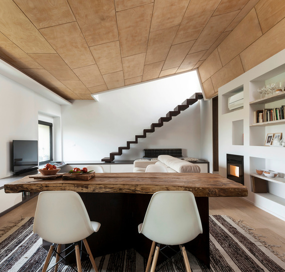 In die Wohnwand eingearbeitet wurde die   „QBOX 70“, die zum ­Gesamtambiente passt.