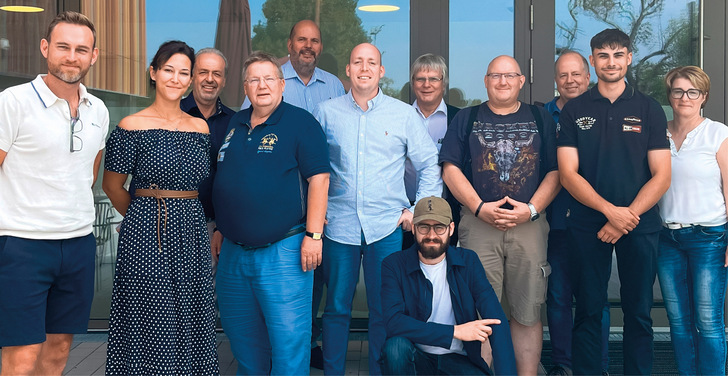 Die Teilnehmer des GVOB (v.l.n.r.): Julian Stern, Marie Szinovatz (CERAMICO), Norbert Müller, Guido Eichel, Alexander Schnaidt, Julian Meurer, ­Marc-Angelo von Zoepffel (vorne), Dr. Volker Schmattloch (hinten), Andreas Neuer, Jochen Laun, Fabian Gross, Monika Laun. Ohne Abbildung: 
Anja Steenweg, Markus Grassegger.