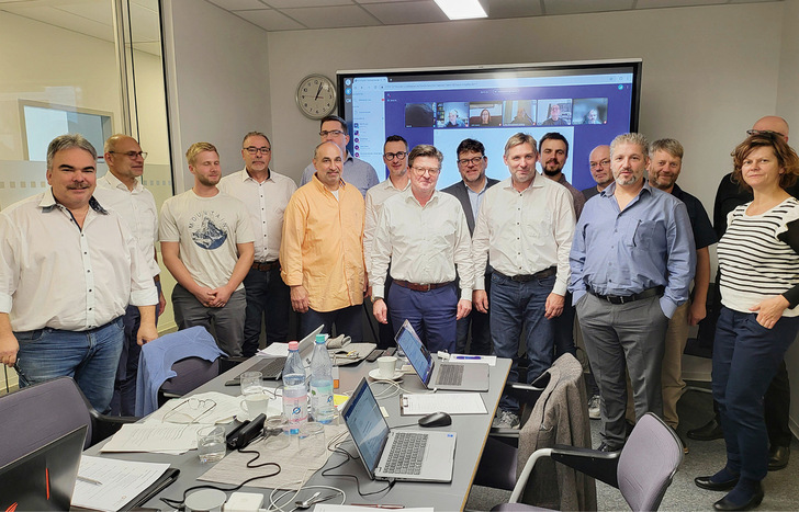 Gruppenbild der Präsenzteilnehmer der Bufa-Sitzung: r (von links nach rechts): Stephan Kohl, Heiko Schneider, Stefan Schatz, Jörg Hoßbach, Thomas Schwarzkopf, dahinter verdeckt: Harald Heynen, Hendrik Schütze, Helmut Bramann, Björn Keller, Jens Hilt, Daniel Dollinger, Torsten Schulz, Torsten Klein, Erik Paßow, verdeckt: Stefan Dziuba, Dr. Janet Witt