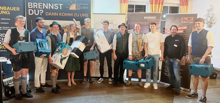 Dank des großzügigen Sponsorings der Industriepartner wie der Firmen Ortner, Brunner, Ofen Innovativ, Leda, Wolfshöher, Hagos, PCI und 
Camina Schmid konnten den besten Absolventen hochwertige Preise überreicht werden, darunter Maschinen, Arbeitskleidung und Werkzeuge. 
Diese Auszeichnungen unterstreichen die enge Verbundenheit von Handwerk und Industrie, die den Nachwuchs bestmöglich unterstützt und 
fördert. Die musikalische Untermalung des Abends wurde von der Firma Brunner gesponsert.
