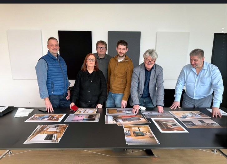 Begleitet von der Fachpresse tagte die Jury des Designpreises:  Torsten Klein,  Zentralverband Sanitär Heizung Klima (ZVSHK) ,  Kurt Jeni , Vorsitzender der Jury aus dem Verlag  Bauhelden Media ,  Robert Mülleneisen , Vorstand  GVOB - GesamtVerband OfenBau e.V. ,  Jutta Lorenz , K&L-Magazin (die Gelbe),  Frank A. Reinhardt , Designexperte, Jens Fischer, Kachelofen & Kamin (die Rote).