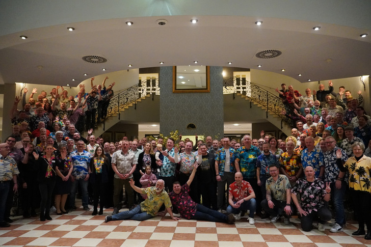 Eine schöne Sache: Beim 21. Kachelofenbauertag in Linstow gedachten die Teilnehmer des Festabends Jens Cordes mit Hawai-Hemden.