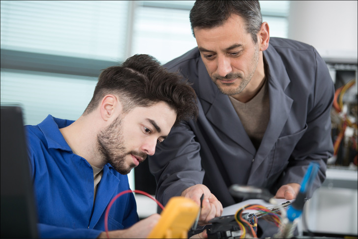 Mentoring und moderne Ausbildungsstrukturen sind entscheidende Aspekte, um Abbruchquoten zu senken und Fachkräfte zu binden. Mit gezielter Förderung, zeitgemäßen Lehrplänen und attraktiven Bedingungen können Betriebe jungen Menschen eine erfolgreiche Zukunft und sich selbst loyalen Nachwuchs sichern.
