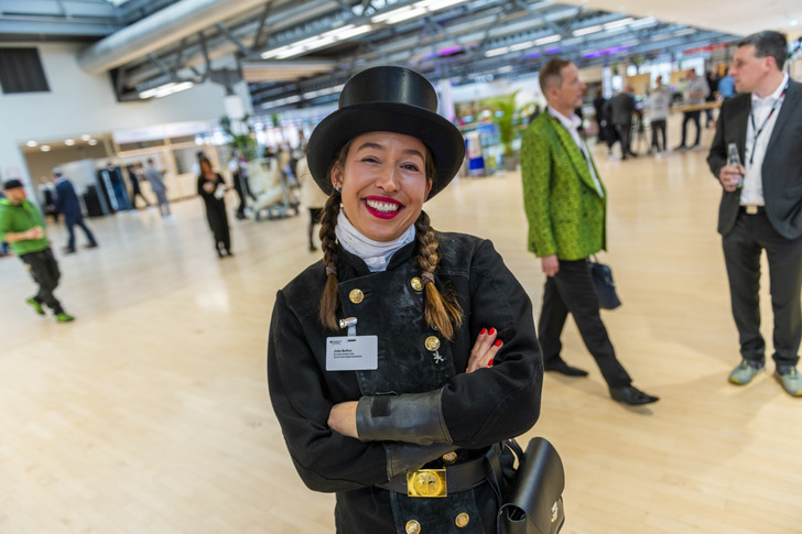 Zwei Tage voller Energie, Leidenschaft und Tatendrang – Zukunft Handwerk 2025 brachte am 12. und 13. März 2025 die Vielfalt und Innovationskraft der Branche auf die Bühne. Namhafte Speaker, praxisnahe Diskussionen und Workshops gaben Impulse, während 66 Aussteller und Netzwerkveranstaltungen Raum für Begegnungen und neue Kooperationen schufen.