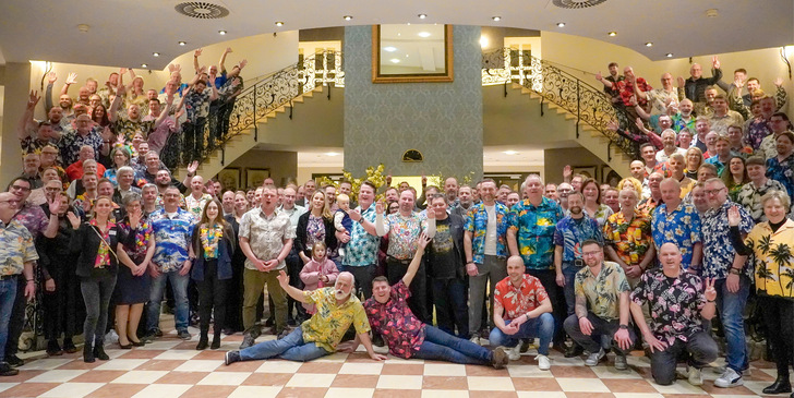 Eine schöne Geste: Beim 21. Kachelofenbauertag in Linstow gedachten die Teilnehmer des Festabends Jens Cordes mit Hawaii-Hemden.