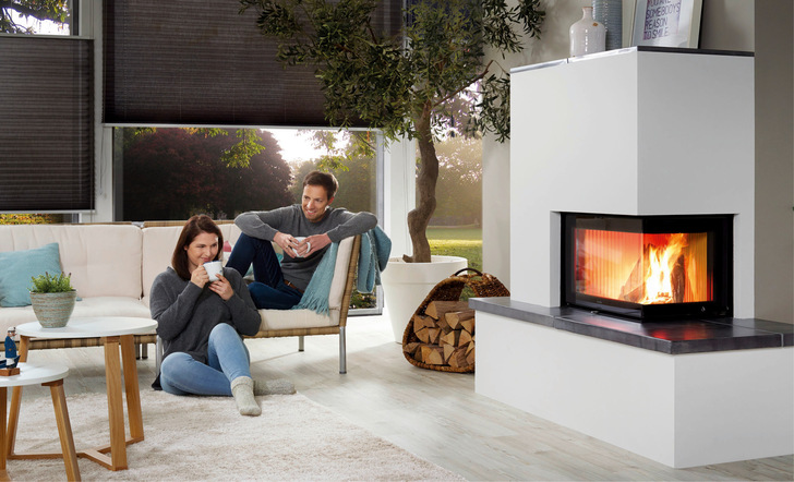 Schmaler Heizkamin kommt in kleinen Wohnräumen groß raus.