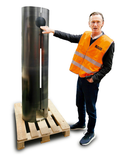 Erich Hänni neben einem Korpus des Kaminofens   „Pilar“ in der höchsten Ausführung.