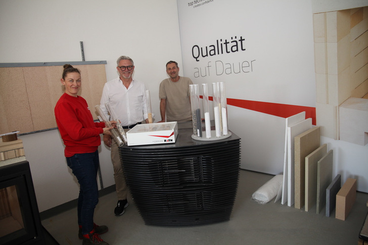 Von links: Karin Ressl (Abt. Technik), Thomas Binder-Krieglstein (Marketing) und Heinz Wallner (GF Aug. Rath jun. GmbH, Betriebsleiter Werk Krummnussbaum).