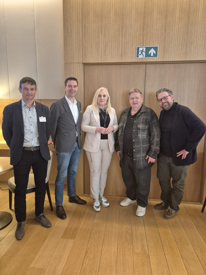 Im Austausch mit EU-Politikerin Dr. Angelika Winzig: (von links) Bernd Weishaar (CEA), Andreas Schönfeld (EFA/GVOB), Dr. Angelika Winzig, Guido Eichel (GVOB/#ofenzukunft) und Johannes Gerstner (Berater). - © ofenzukunft.de