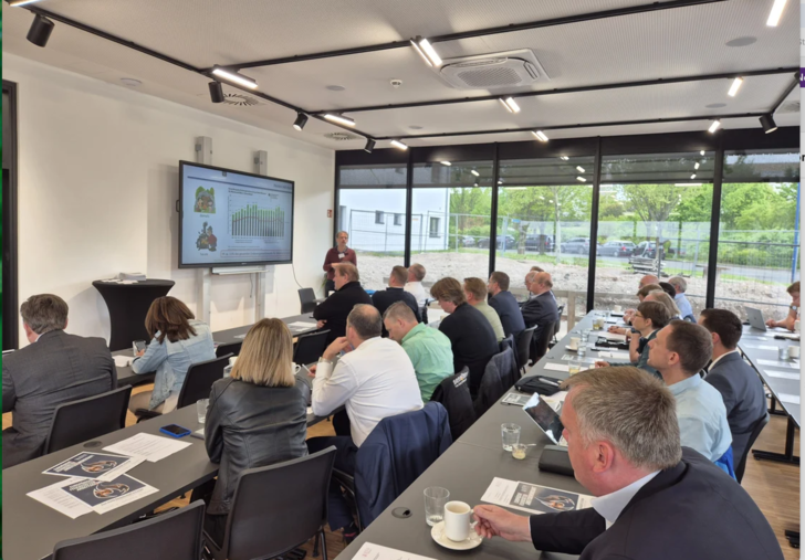 Rund 40 Teilnehmende aus Industrie, Wissenschaft, Behörden und Verbänden kamen ins Innovationszentrum des Zentralverbands Deutscher Schornsteinfeger (ZDS) nach Erfurt, um Antworten zu diskutieren – und gemeinsam Impulse zu setzen.